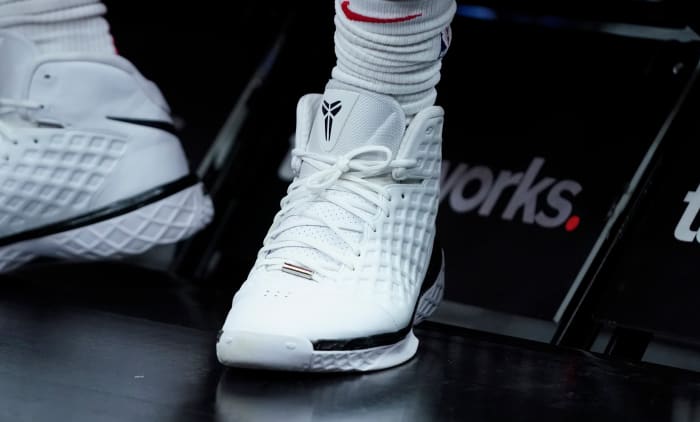 Chicago Bulls forward DeMar DeRozan wearing the Nike Kobe 3 SL 'White Black'.
